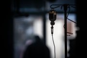 Lékař tvrdil, že pracuje, ale byl v televizním studiu. Rozrůstající se kauza ohrožuje polskou vládu