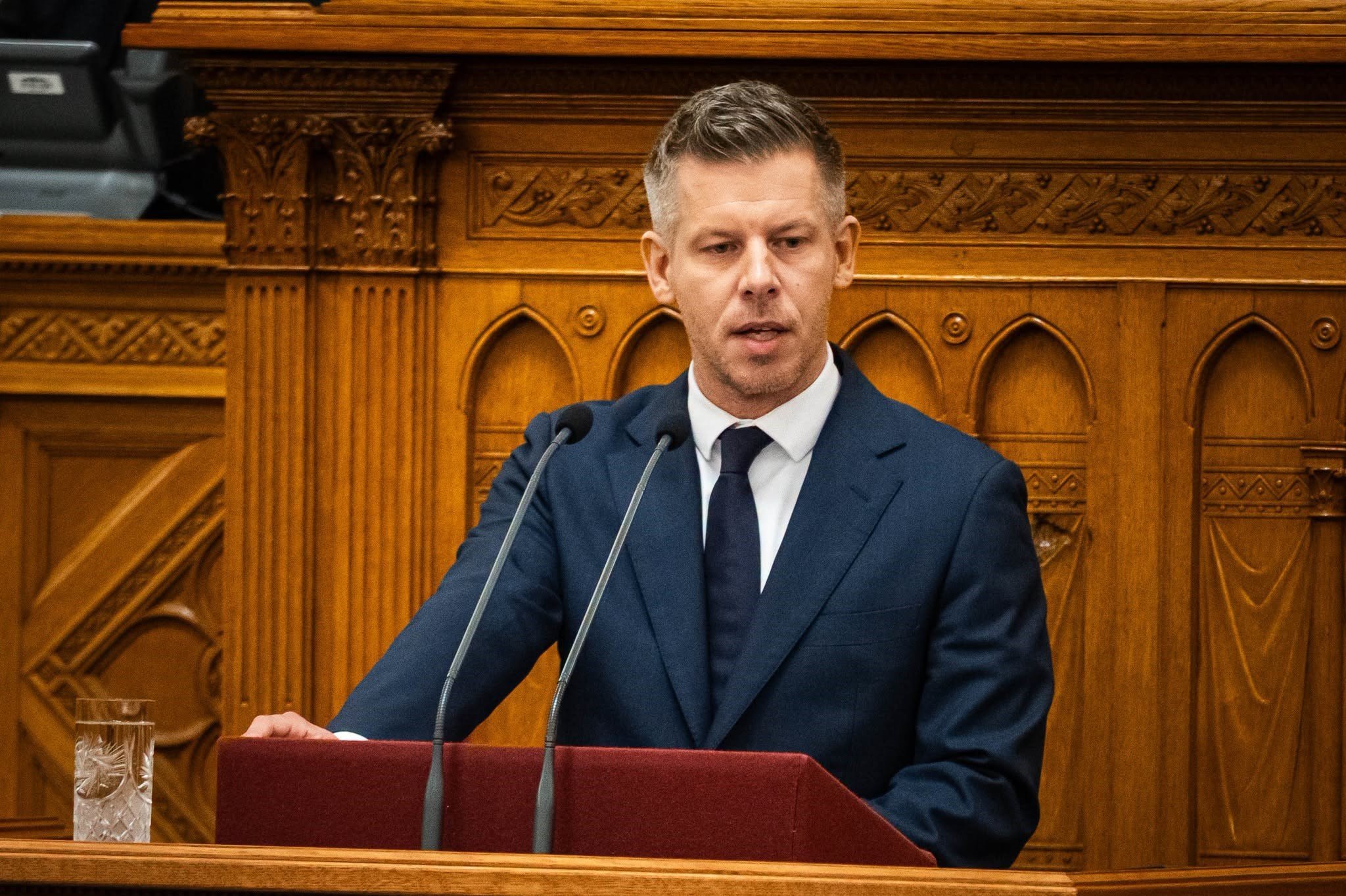 Maďarský parlament schválil konec prezidenta a dalších orbánovců. „Zánik demokracie,“ řekl Orbán a odletěl na fotbal