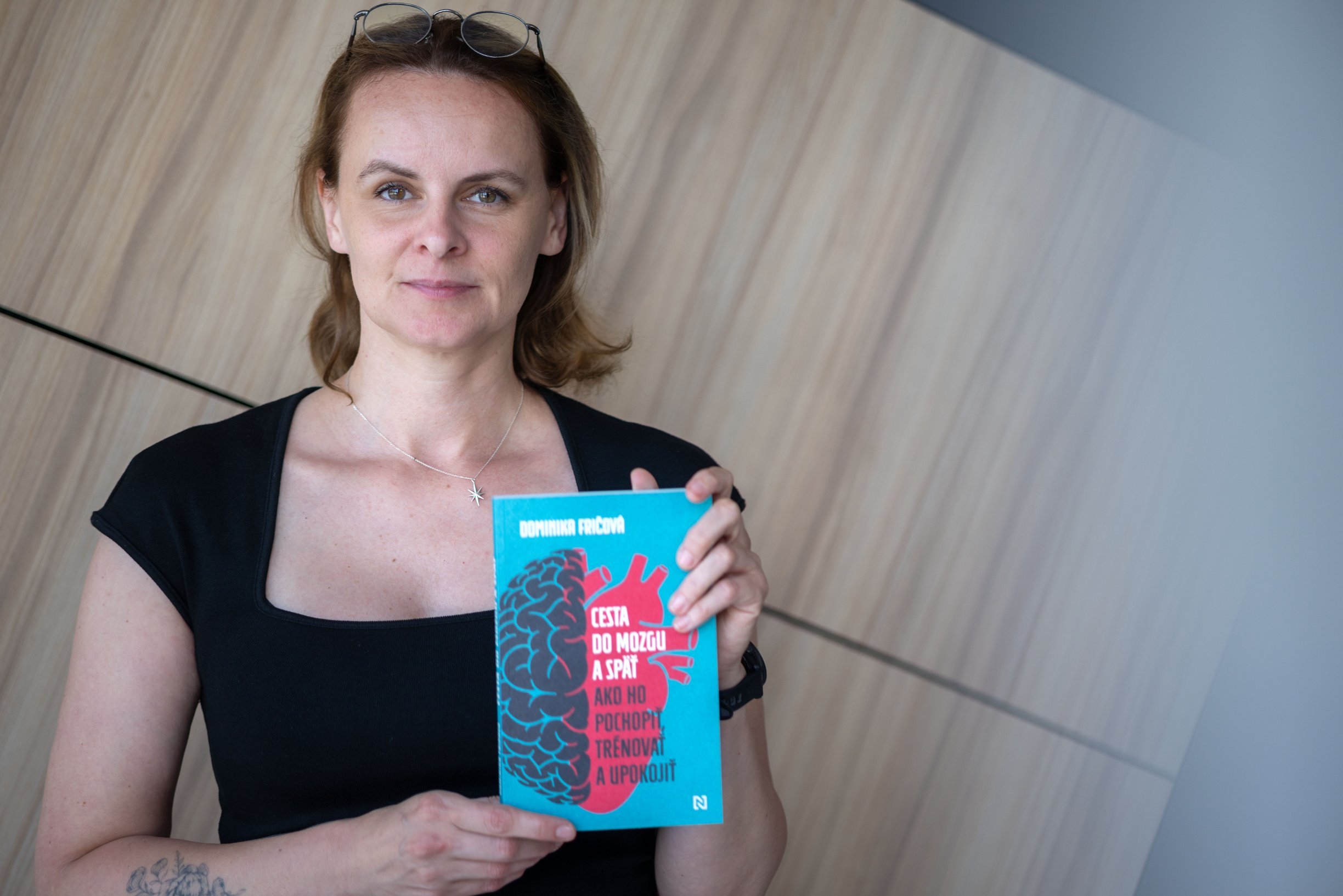 Zlomené srdce skutečně bolí. Mozek si musí od lásky odvyknout jako od drogy, říká neurobioložka Fričová
