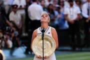 „Jak tu trofej držet?“ Nosková vyhrála Wimbledon, s Muchovou se navzájem dohnaly k slzám