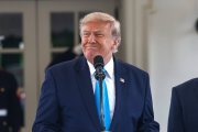 Trump vyměnil CNN za dezinformační kanál, novinářce přikázal mlčet. Trumpův svět (614.–616. den)