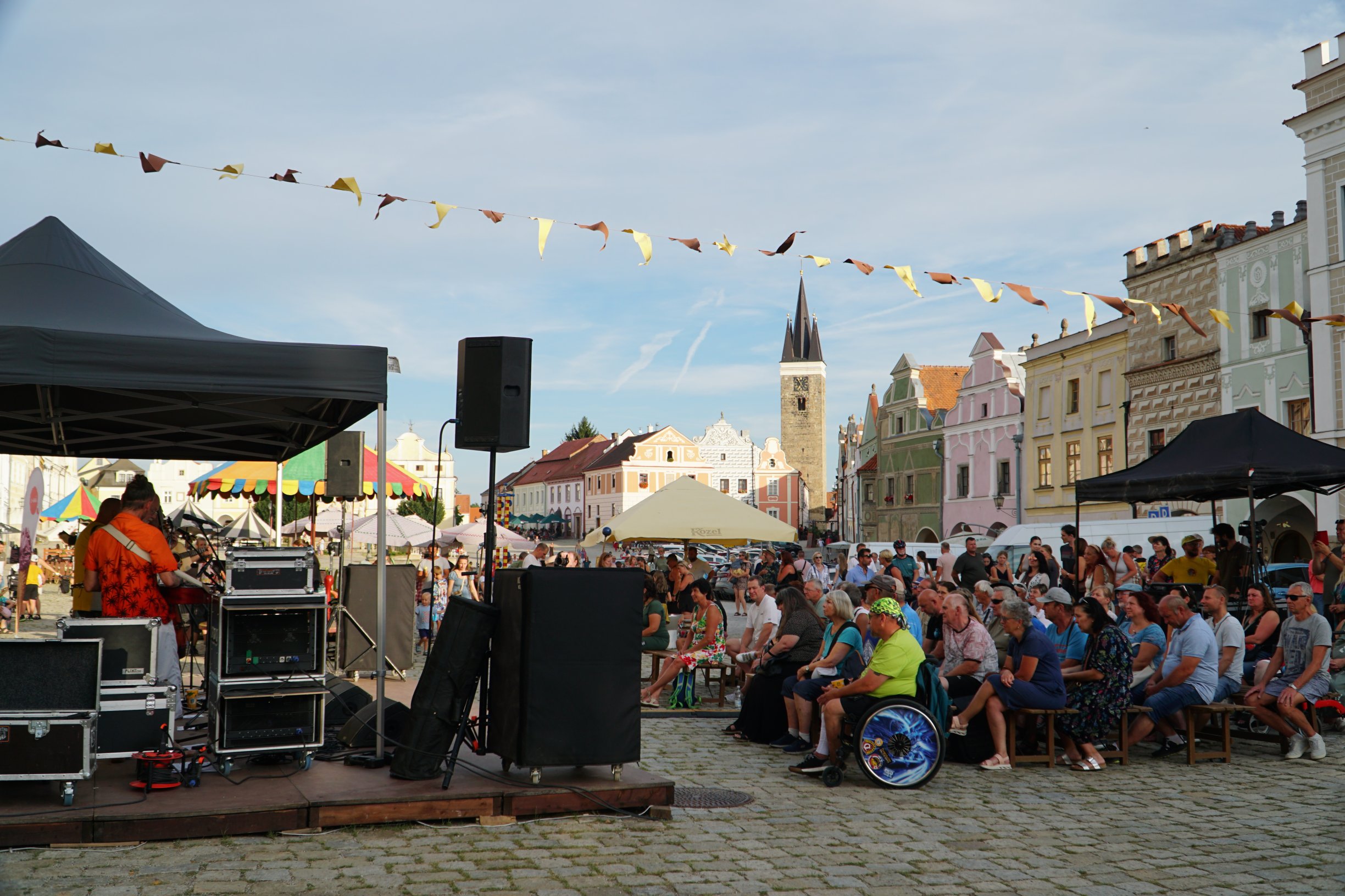 „Držíte tím spoustu lidí nad vodou.“ Na nejdelším českém festivalu v Telči vystupuje i starosta