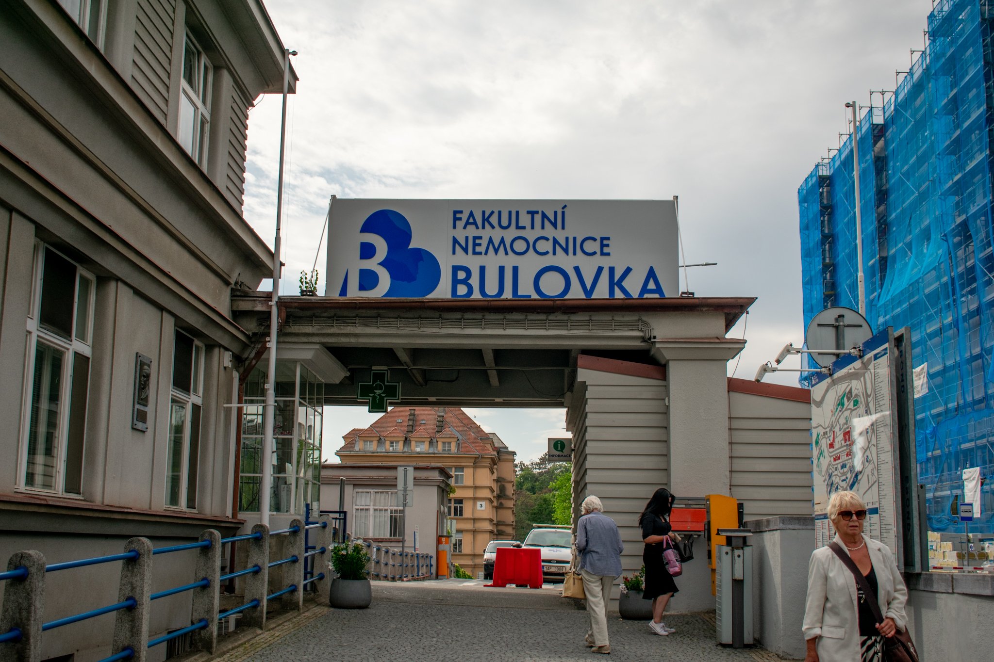 Policie na popud Bulovky řeší, kdo informoval média o popálené pacientce po císařském řezu