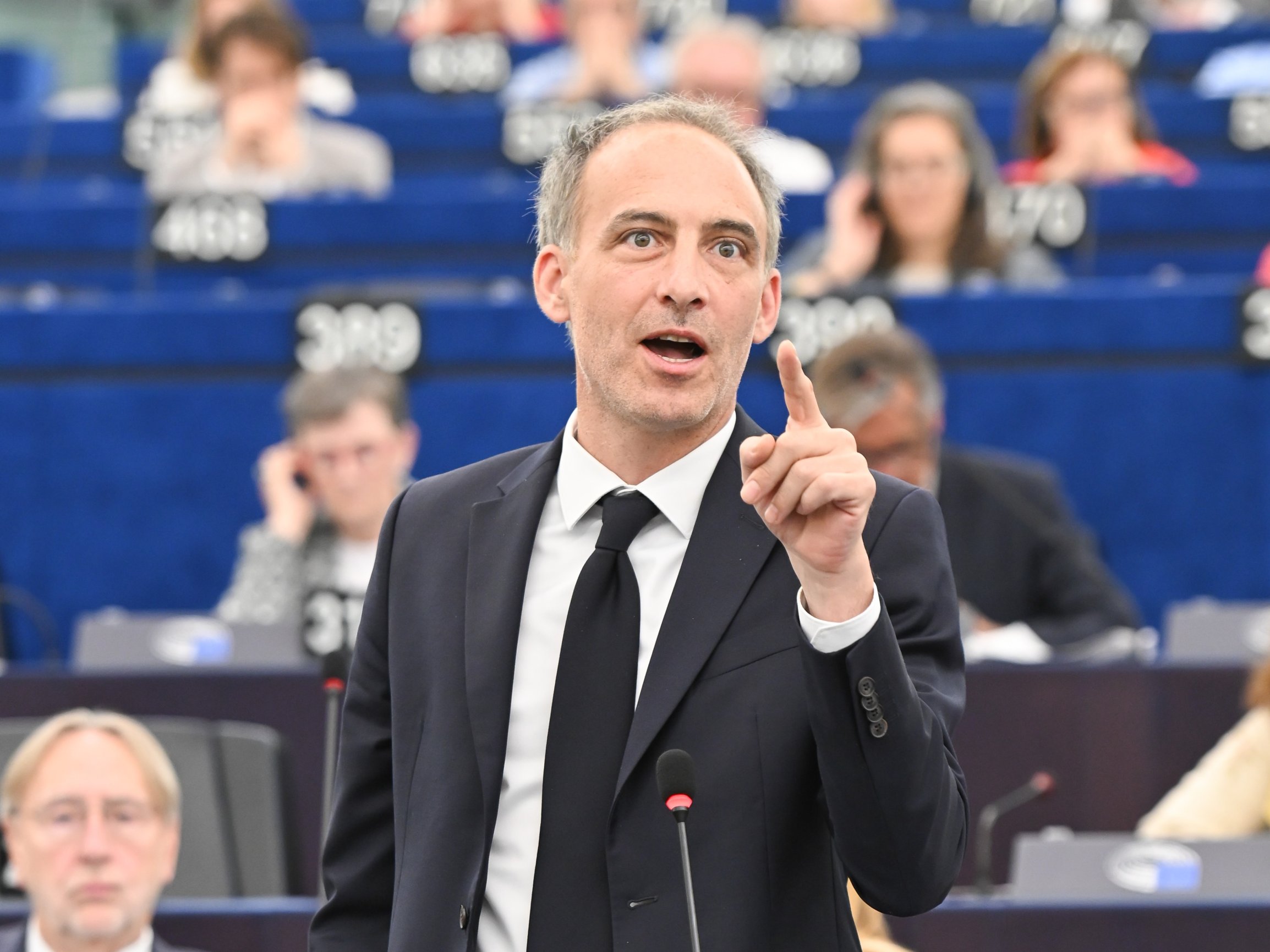 Špionův vnuk, filozofův syn, nepřítel radikálů. Kdo je Raphaël Glucksmann, který chce být francouzským prezidentem