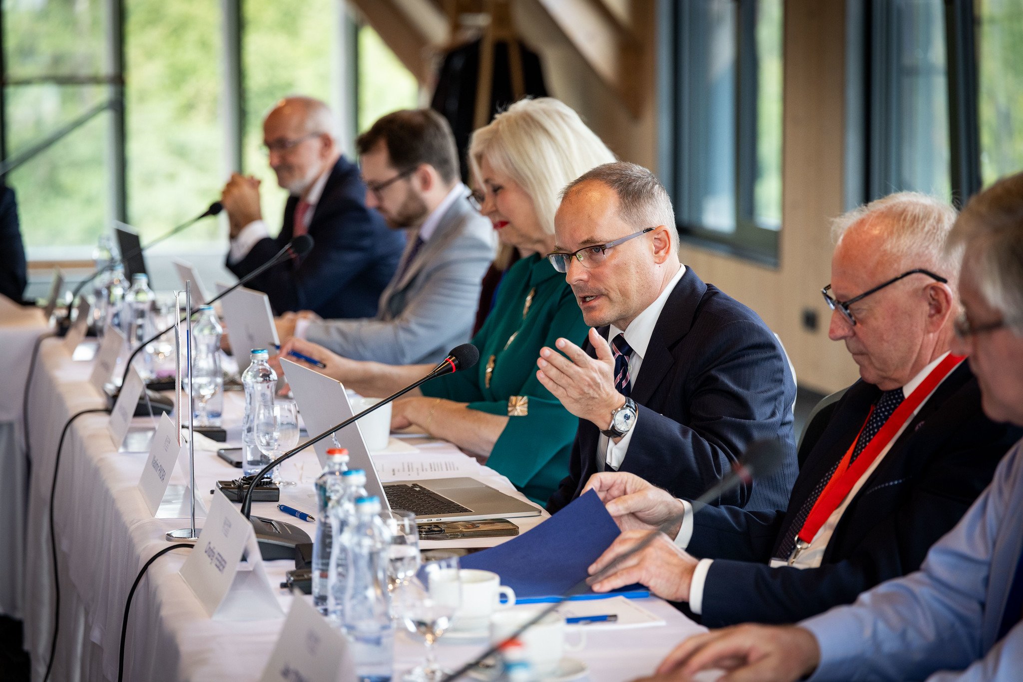 Konsolidace je základ. Pikora podepsal memorandum o zdravých veřejných financích s rozpočtovými hříšníky