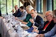Konsolidace je základ. Pikora podepsal memorandum o zdravých veřejných financích s rozpočtovými hříšníky