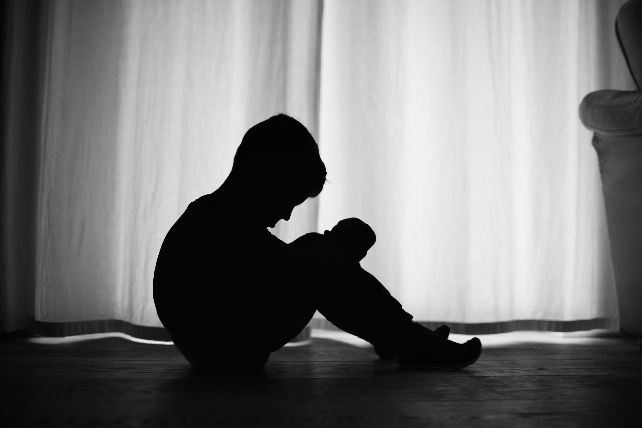 Méně závažné znásilnění dítěte? Jak porozumět rozhodnutím soudů, která pobuřují