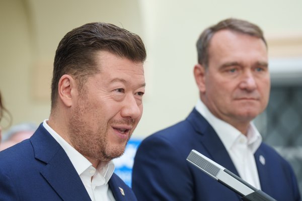 „Jsme kousek od facek?“ Jednání Sněmovny k poplatkům se vyhrotilo, poslanci bouchali do lavic