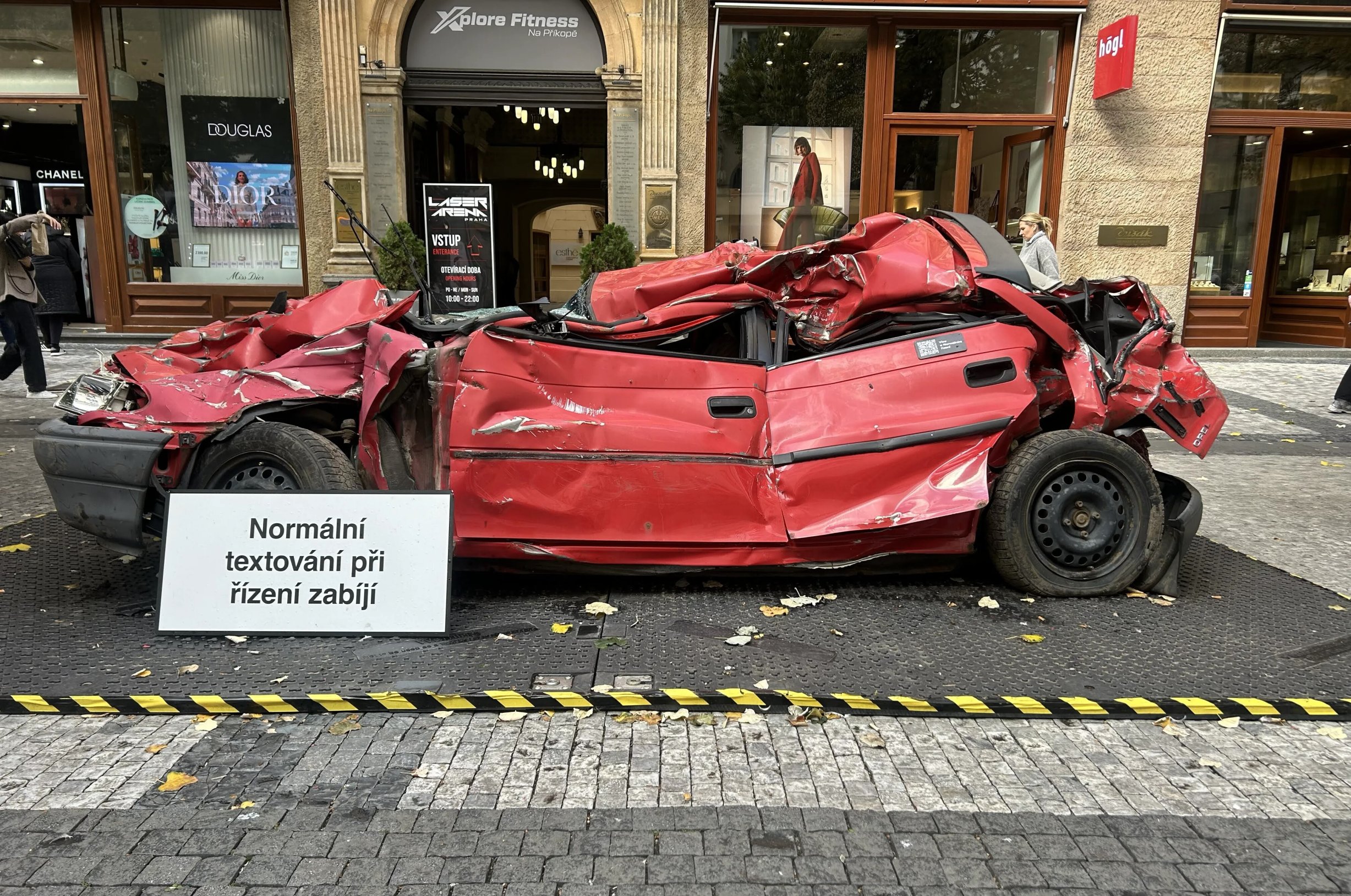 „Tohle ještě zvládnu.“ Vraky aut v ulicích Prahy ukazují, že i normální řízení může zabíjet