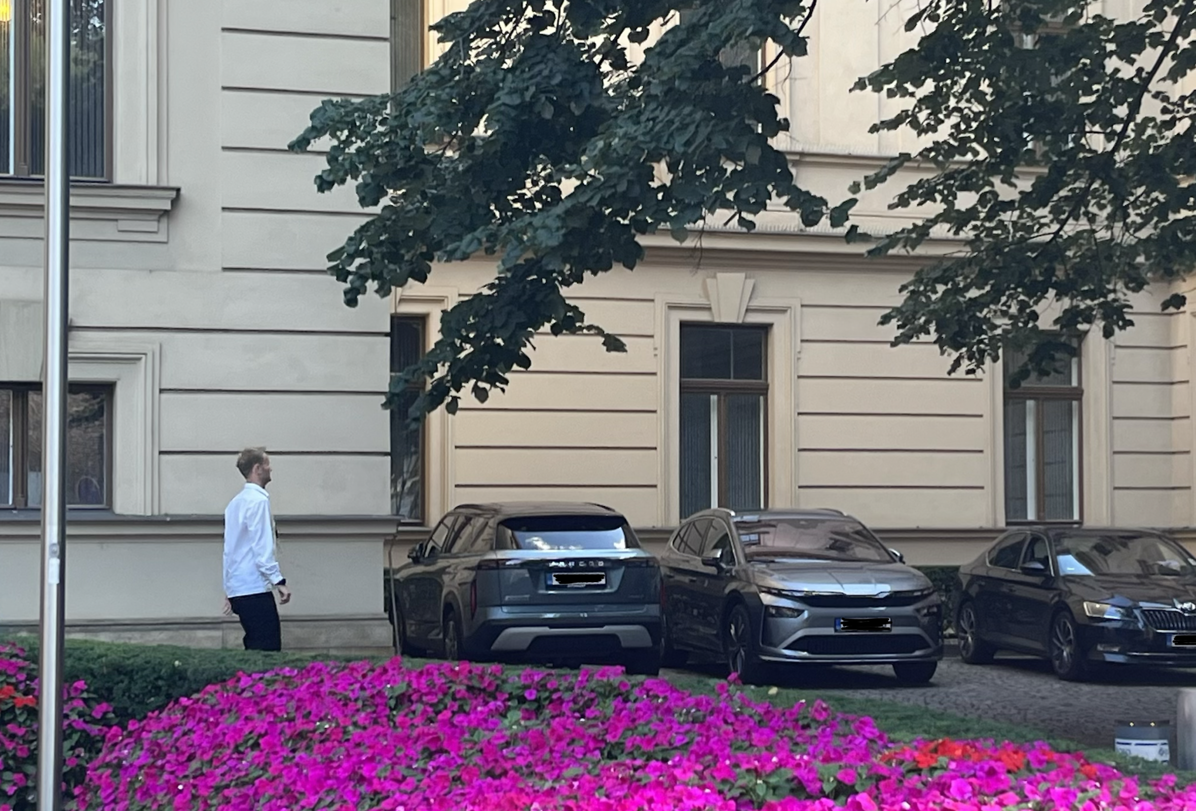 Babišův poradce parkuje s čínským autem vedle vládních limuzín. Varování expertů navzdory