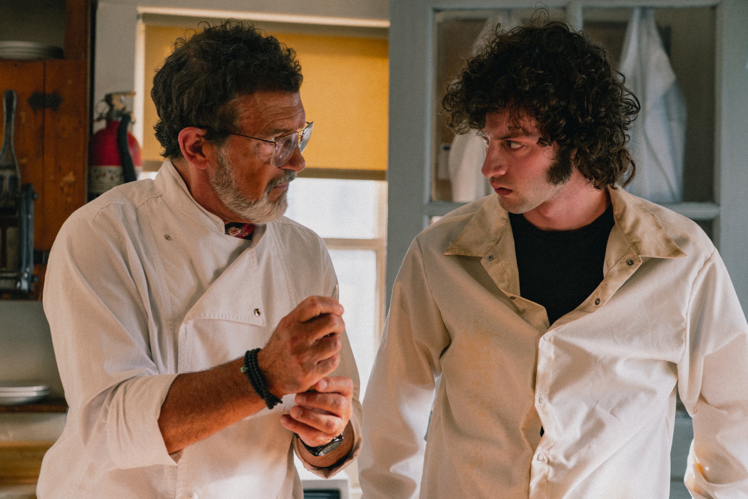 Jak prolhaný zoufalec dostal za vyučenou. Film Tony se vrací k tvrdým začátkům šéfkuchaře Bourdaina