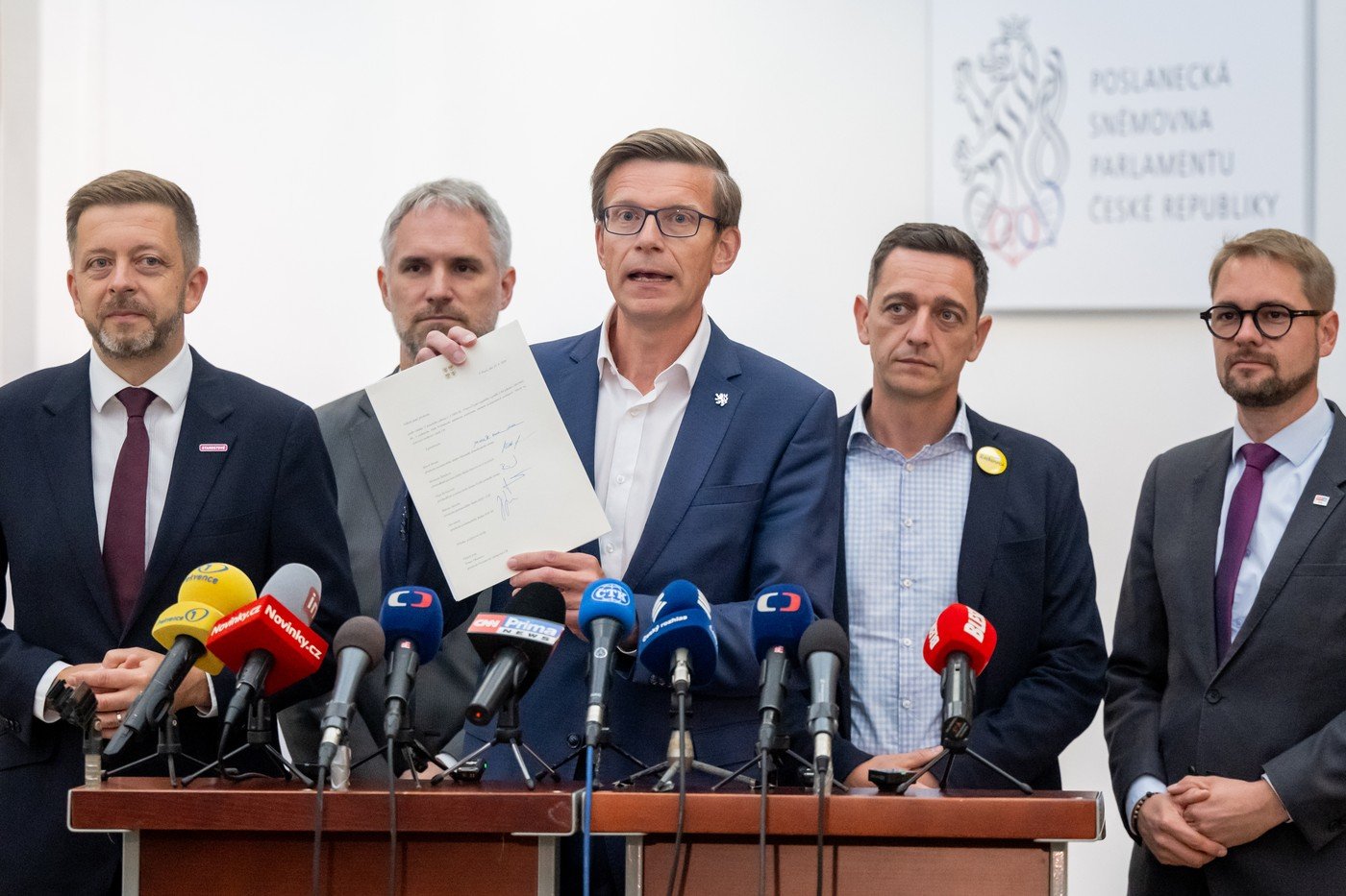 Lídři opozičních stran ve Sněmovně odevzdali návrh na vyslovení nedůvěry vládě