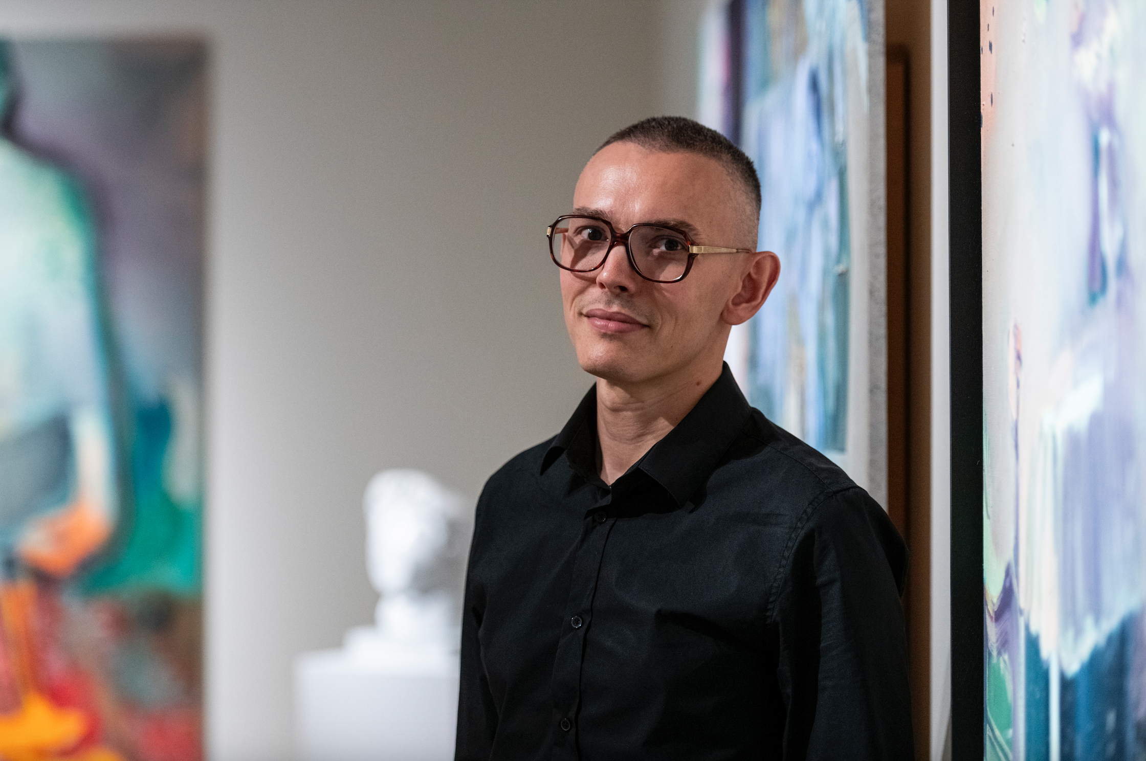 Co se stane s bílým heterosexuálním mužem, jenž už nikoho nezajímá? Odpovídá výstava Andros