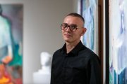 Co se stane s bílým heterosexuálním mužem, jenž už nikoho nezajímá? Odpovídá výstava Andros