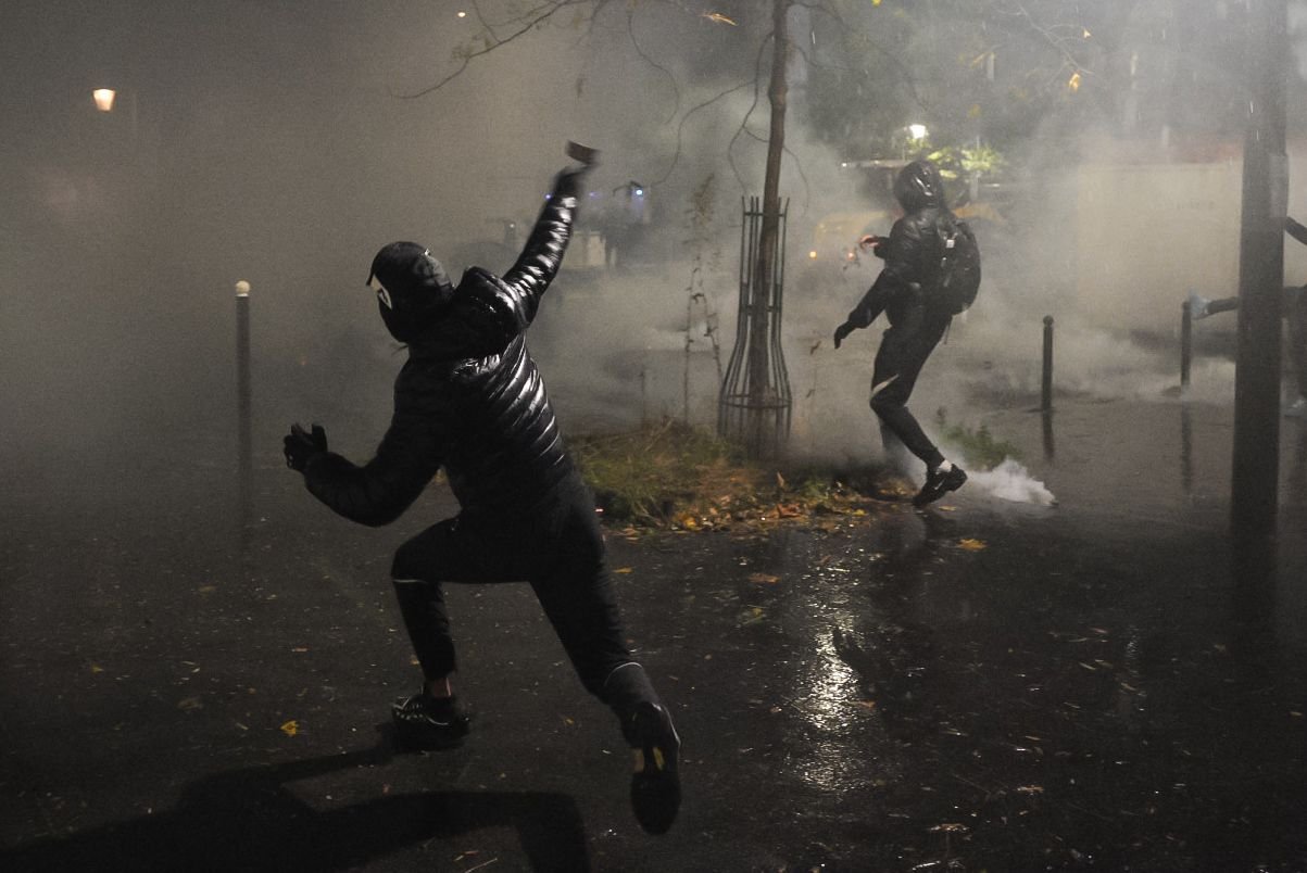 Reportáž: Z poklidného pochodu chaos a bojová zóna. Jak se zvrhl pařížský protest