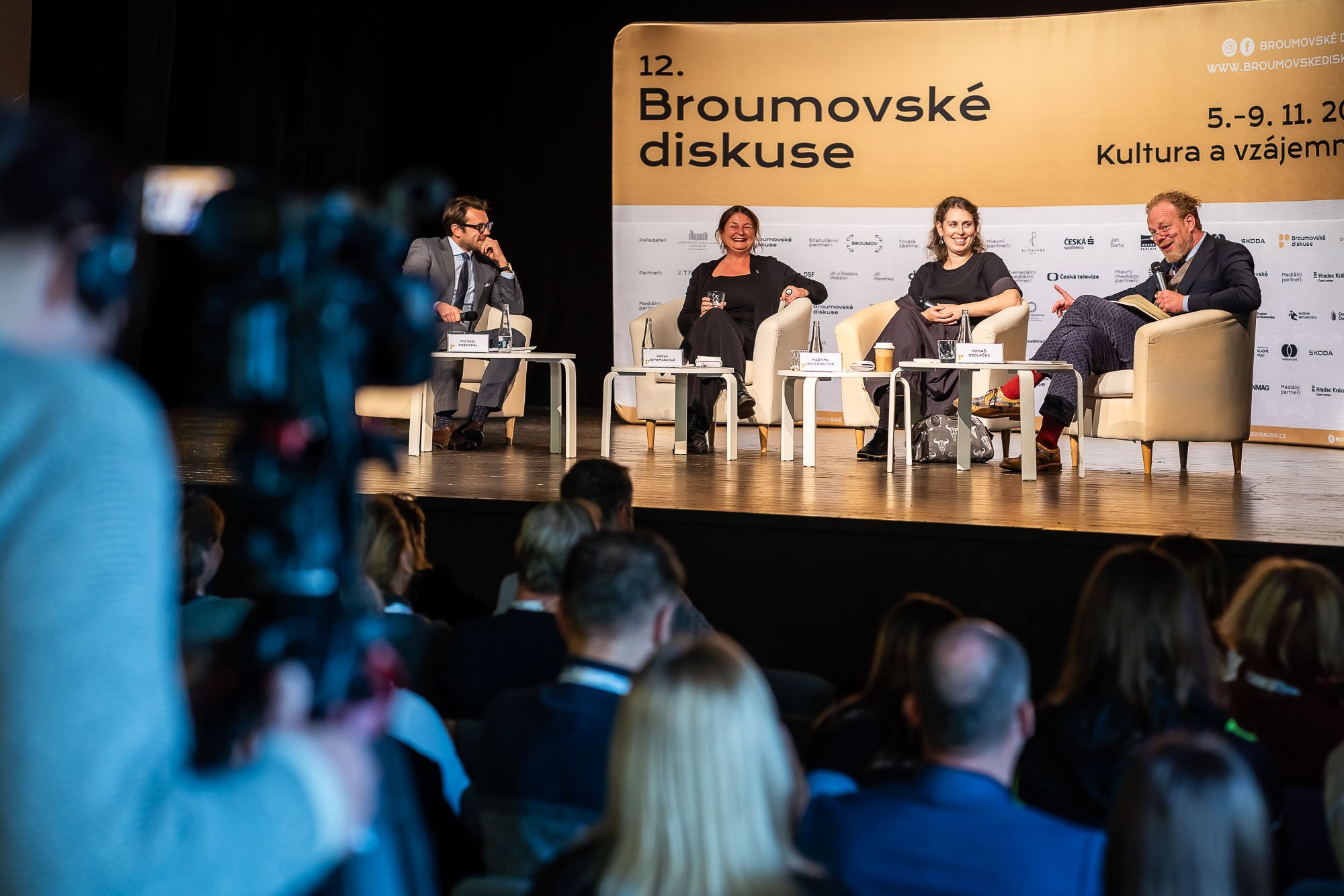 Co dnes dělá člověka člověkem? Přijďte diskutovat o lidství a odpovědnosti na Broumovské diskuse