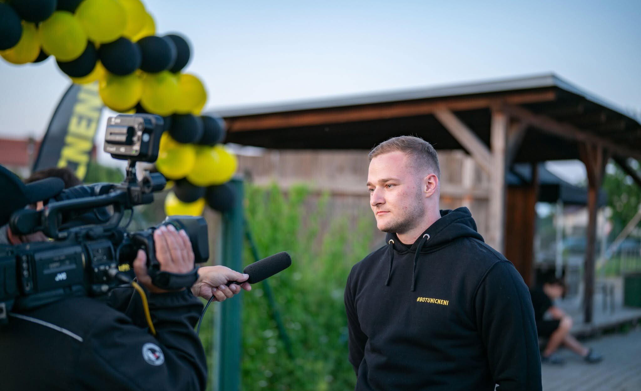 Upozornil na sebe charitou. Teď v sedmadvaceti porazil ve volbách poslankyni i hokejového bosse