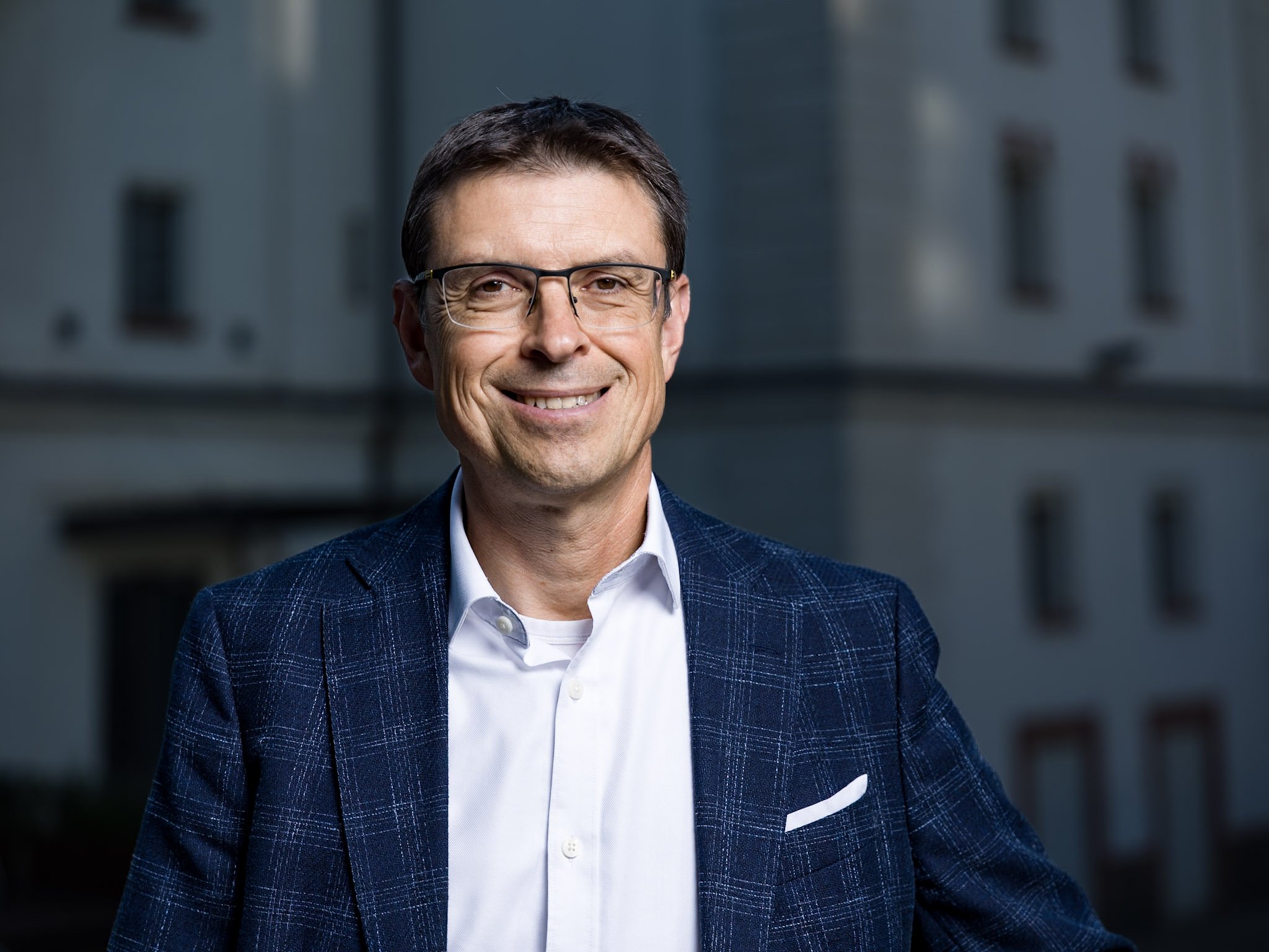 Auta budou zlevňovat. Ale jinak, než si lidé představují, říká expert