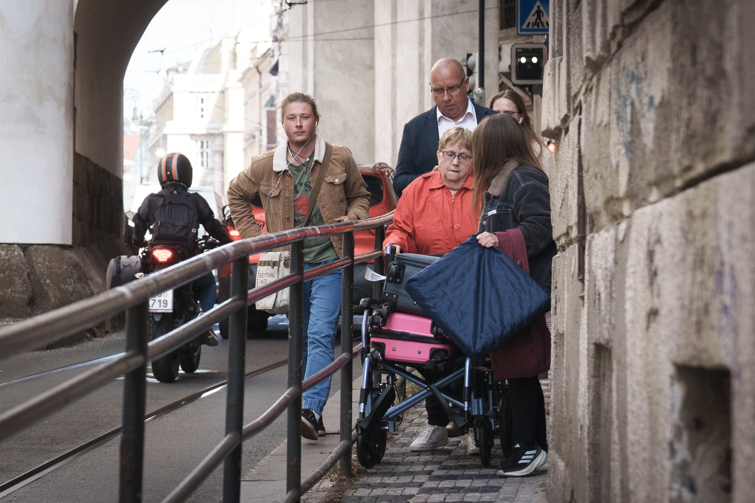 Obrazem: Nejostudnější chodník v Praze? Osmdesát centimetrů nedůstojnosti u Karlova mostu