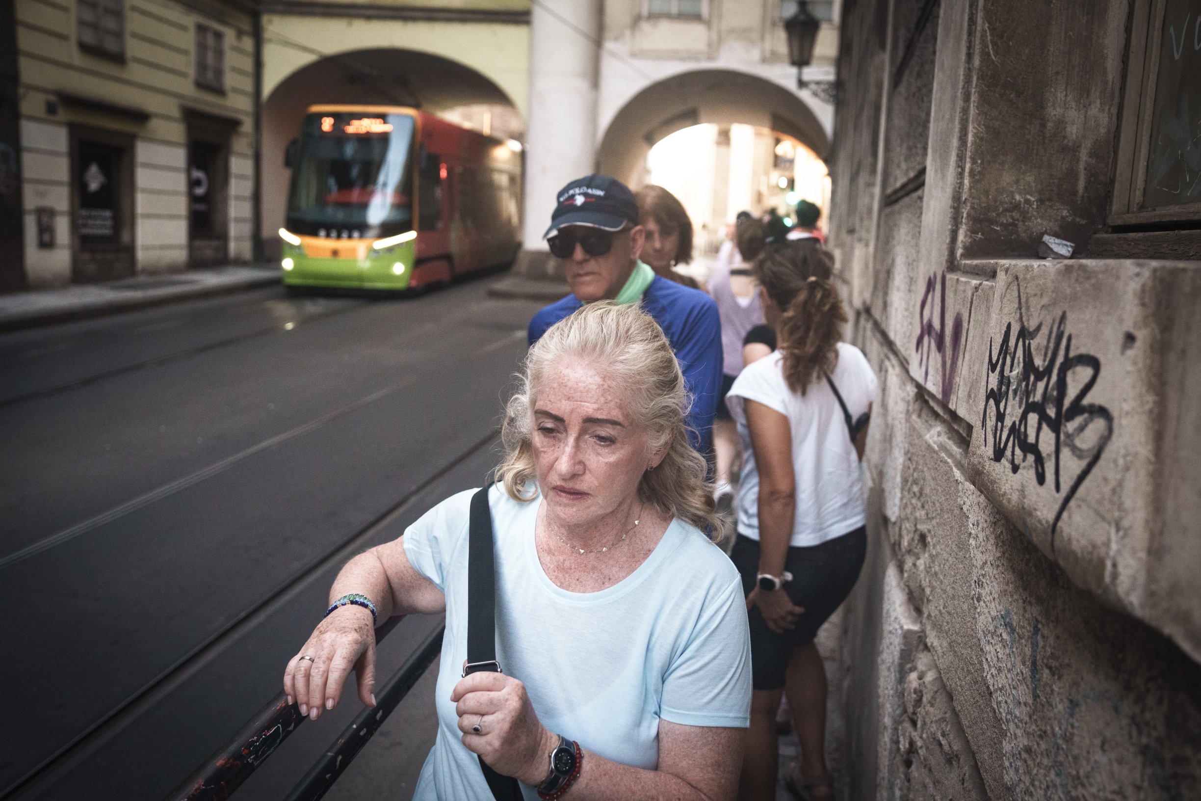 Obrazem: Nejostudnější chodník v Praze? Osmdesát centimetrů nedůstojnosti u Karlova mostu