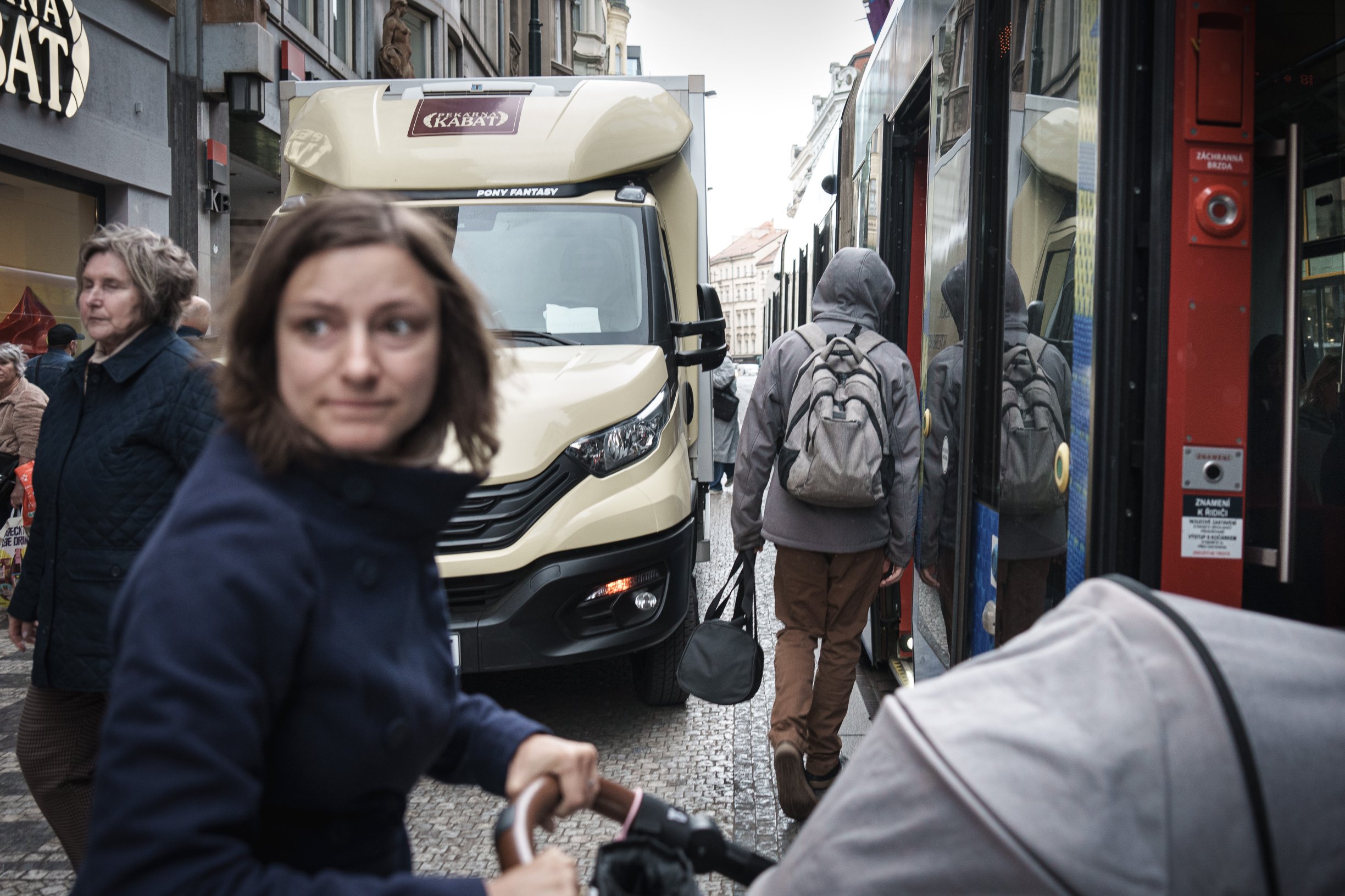 Obrazem: Že je v centru Prahy problém zaparkovat? Takhle se to dělá „na prasáka“