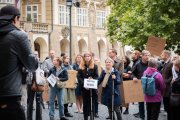 Obrazem: „Ruce pryč od médií.“ Desítky lidí před Sněmovnou demonstrovaly za ČT a rozhlas