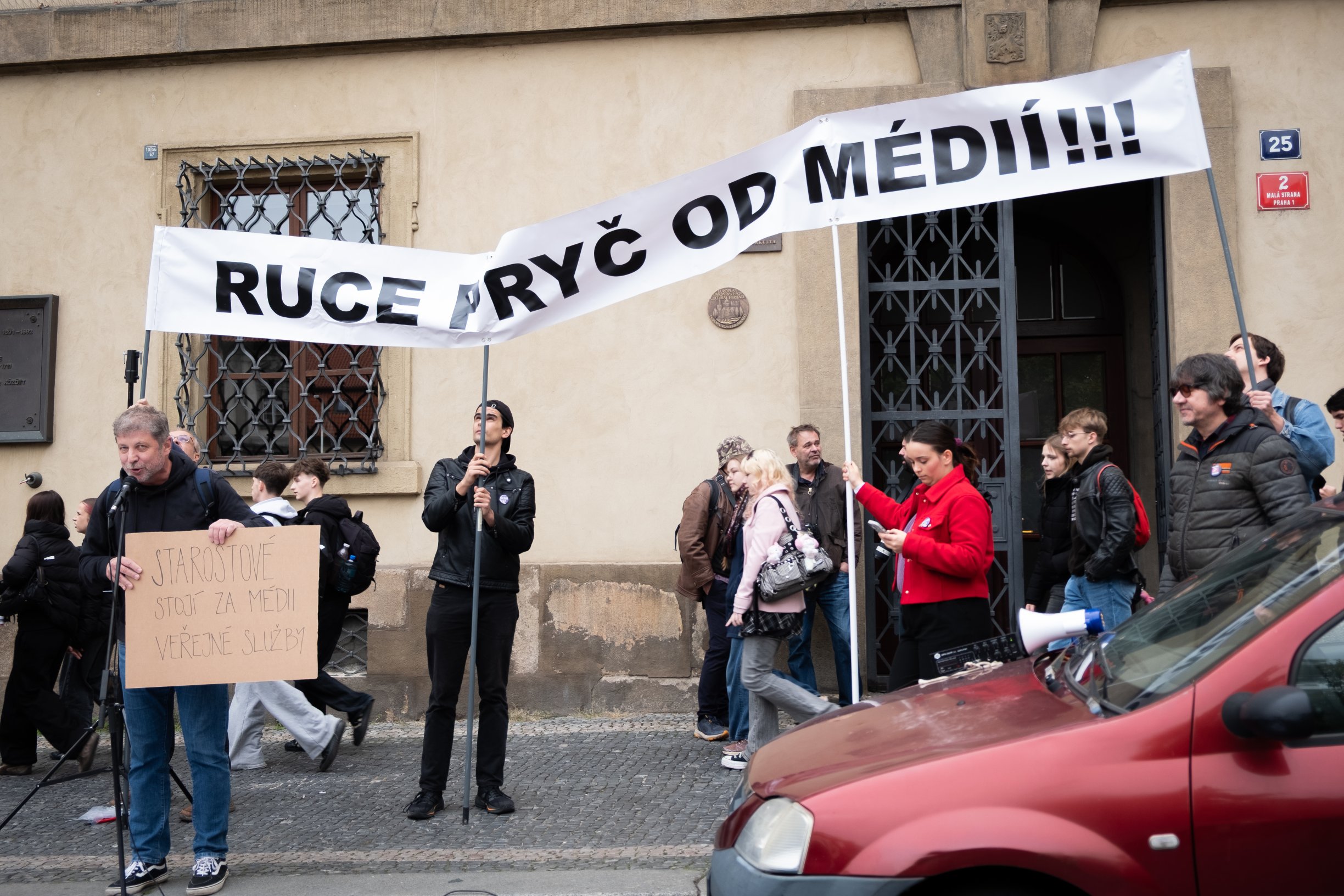 Pointa N: Rychlým rušením poplatků chce vláda předejít velkým protestům. Možná se přepočítala