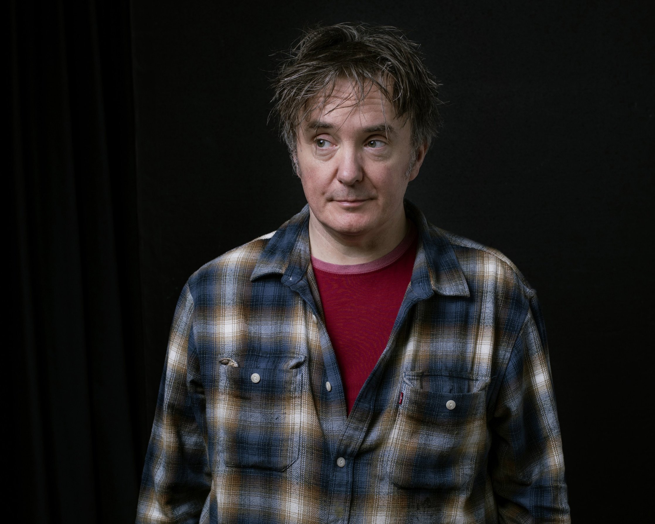 Spoustu životů by zachránilo, kdybychom se nebrali tak vážně, říká komik Dylan Moran, který vystoupí v Praze