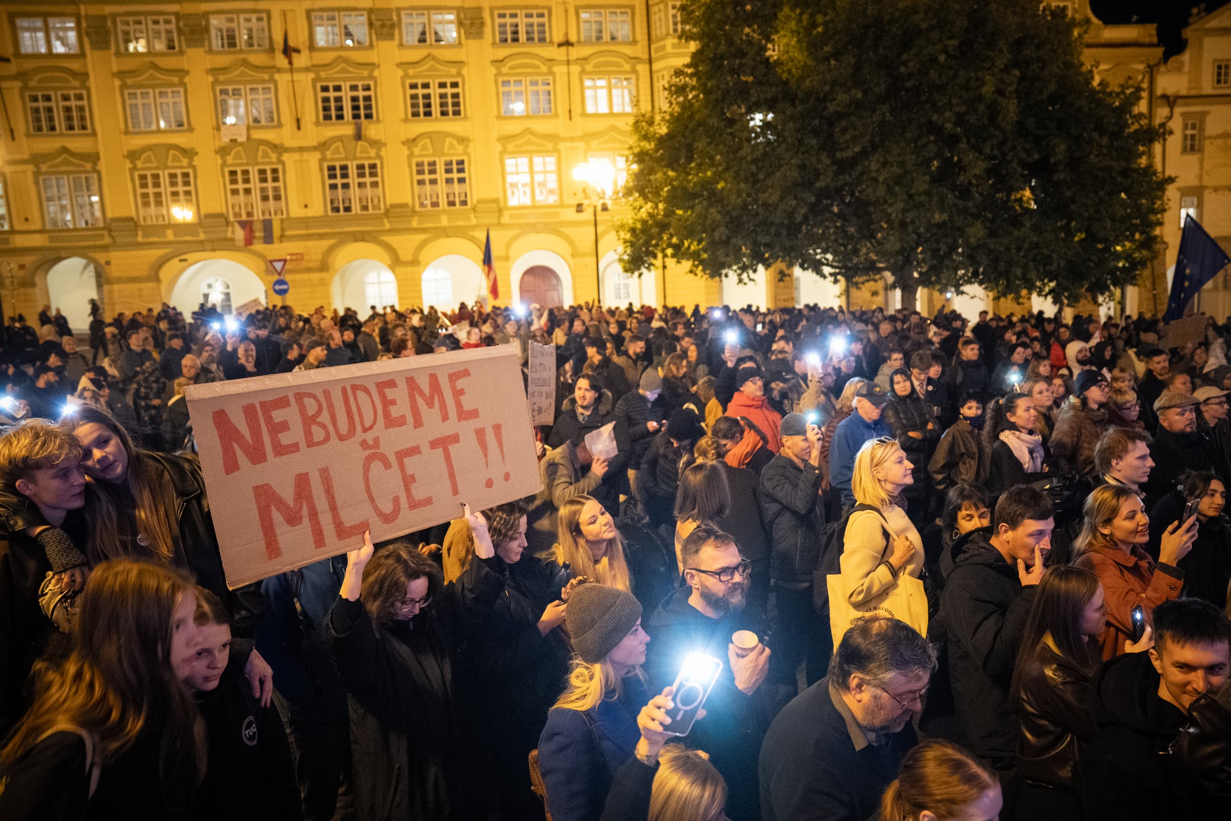 První překážku Babiš překonal, šest dalších ho čeká. Otázky a odpovědi k rušení poplatků