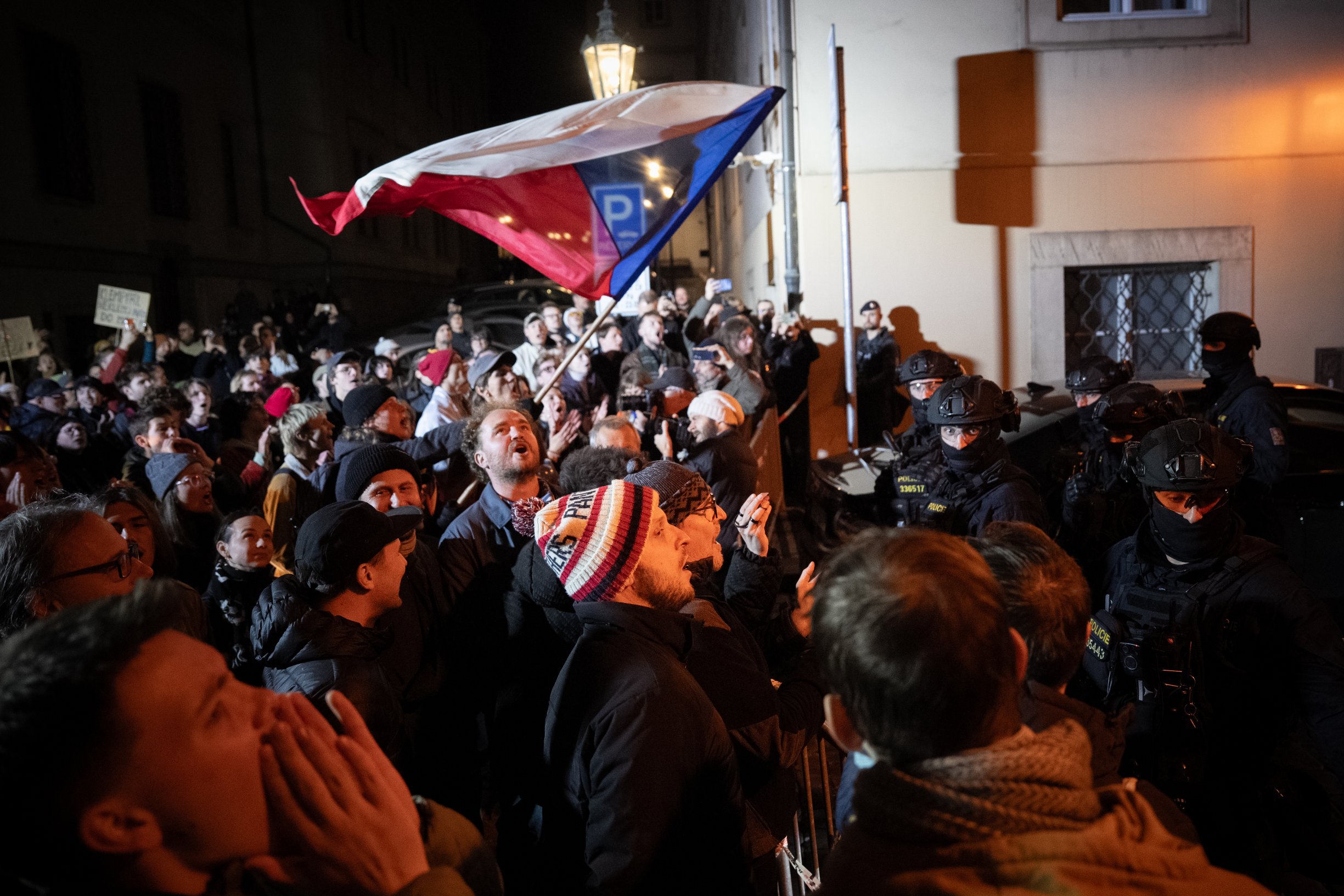 Jak ulice o páteční noci porazila parlament. A je to dobře