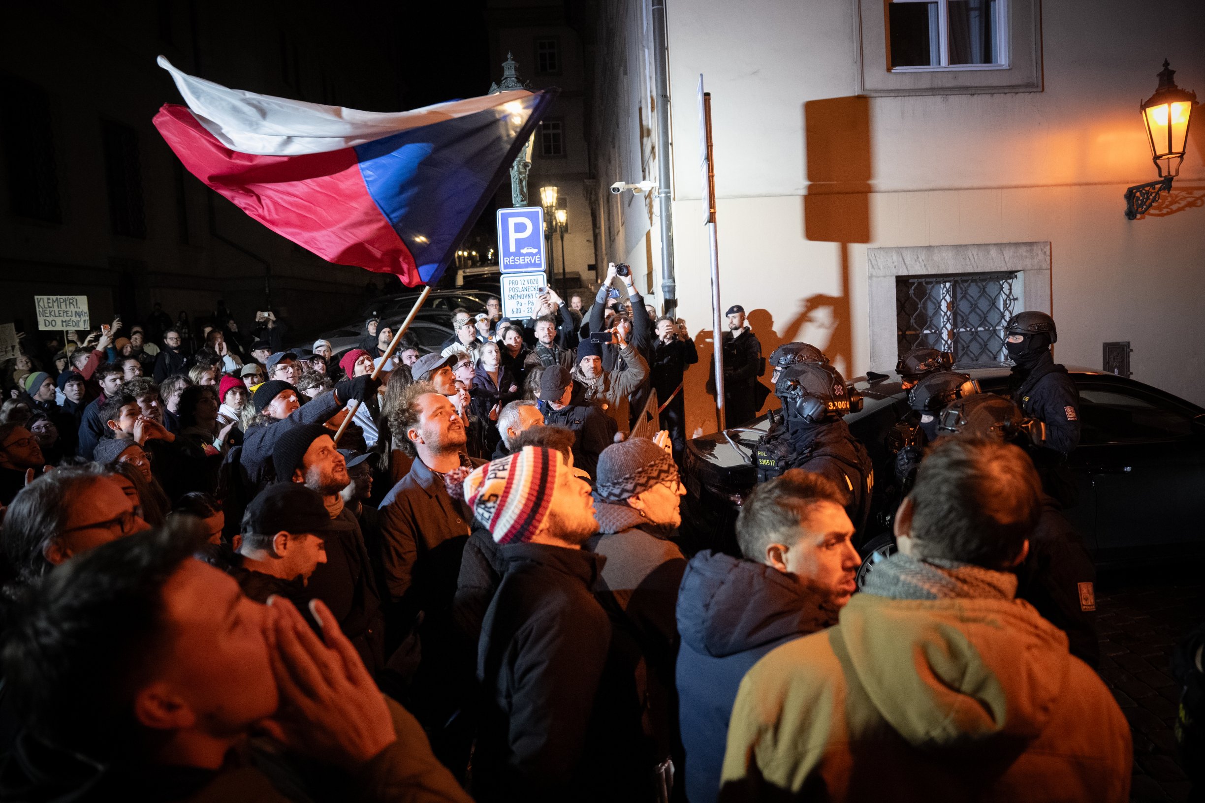 „Jsem z toho zoufalá a vzteklá.“ Lidé u Sněmovny i po půlnoci demonstrovali na obranu ČT a rozhlasu