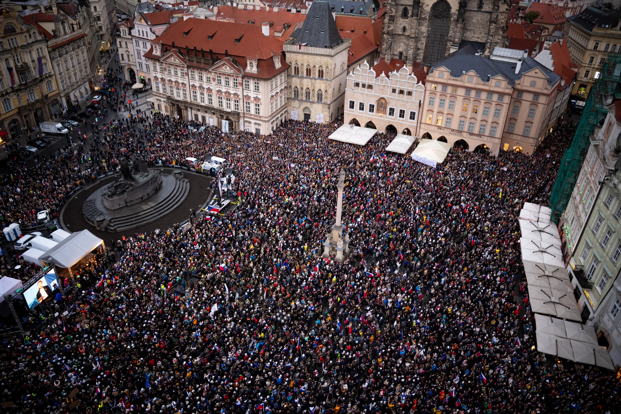 Demonstrace jsou Babišovi nepříjemné. Myslí si ale, že všechno dělá správně, říká politolog