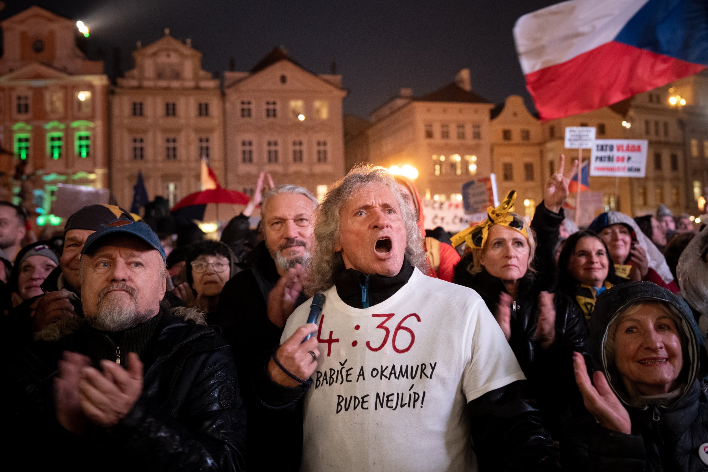 Politici i ulice argumentují dějinami. To podstatné se ale stalo v sobotu ve 4.36 v jednacím sále
