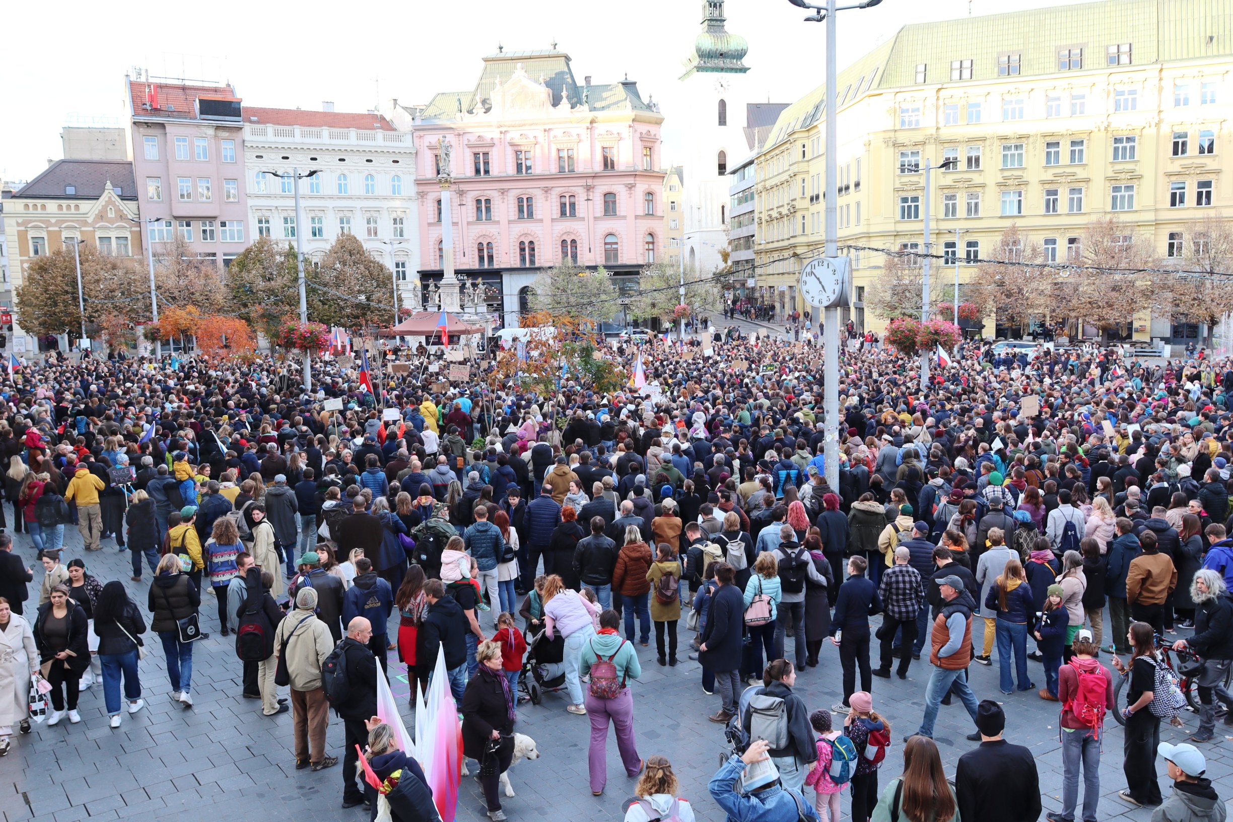 „Ruce pryč od médií!“ Tisíce lidí v Brně demonstrovaly proti rušení poplatků