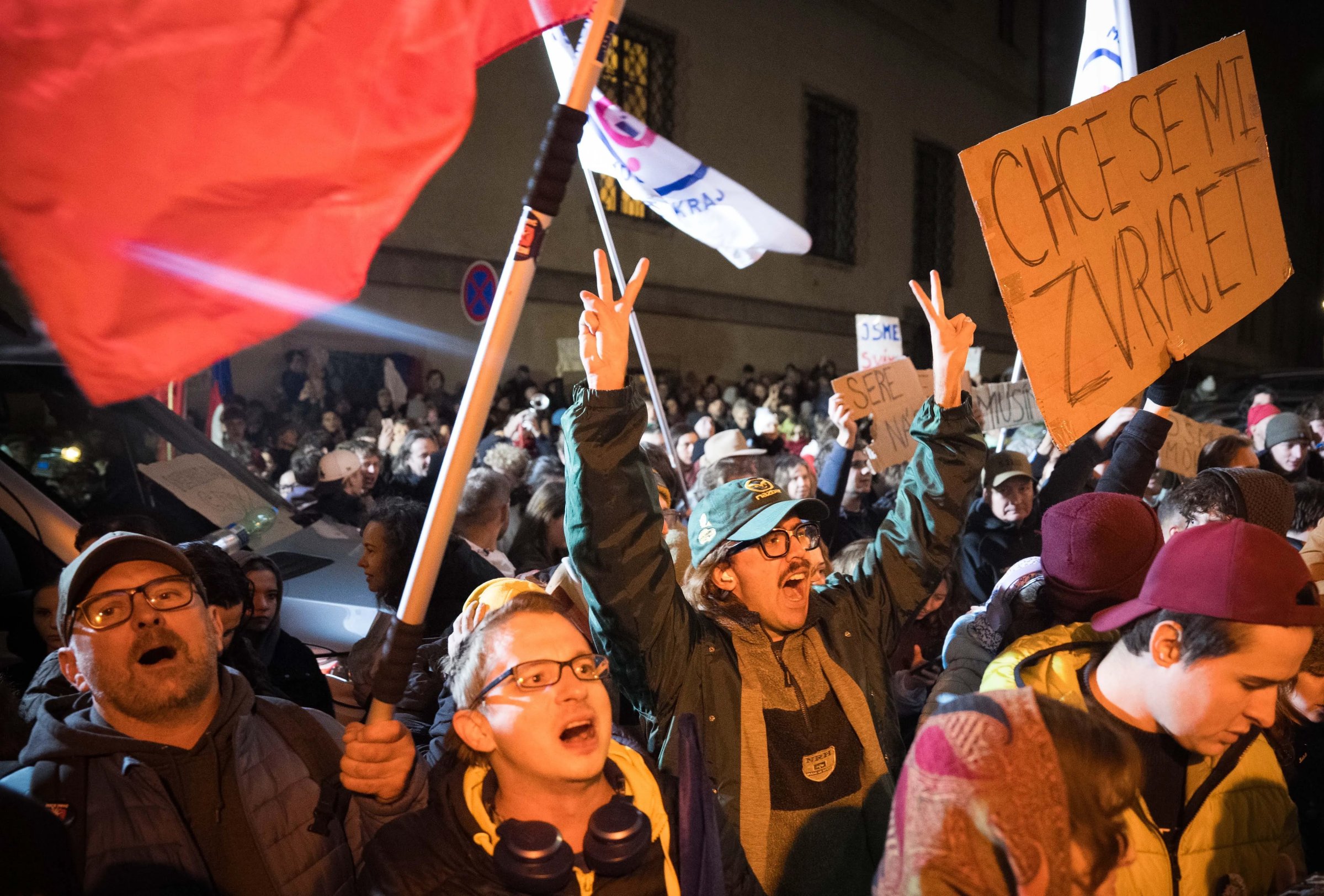 Demonstranti před Sněmovnou skandovali hesla na podporu ČT a ČRo. Foto: Gabriel Kuchta