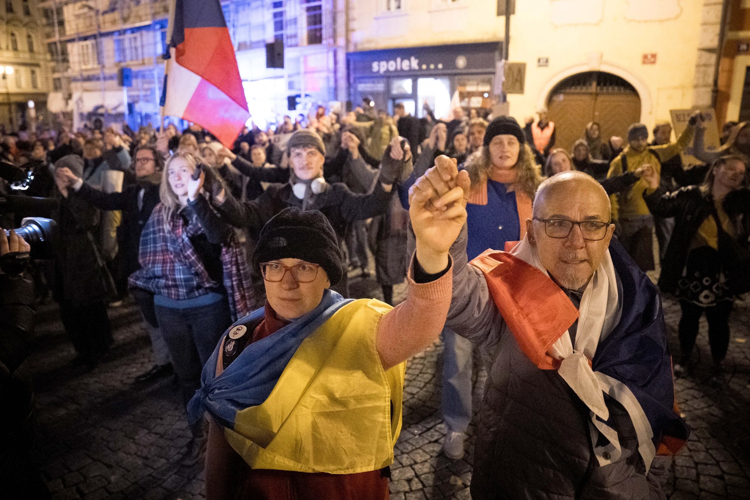 Před Sněmovnou nad ránem zněl hlasitý pískot. Demonstranti se nerozešli ani v noci