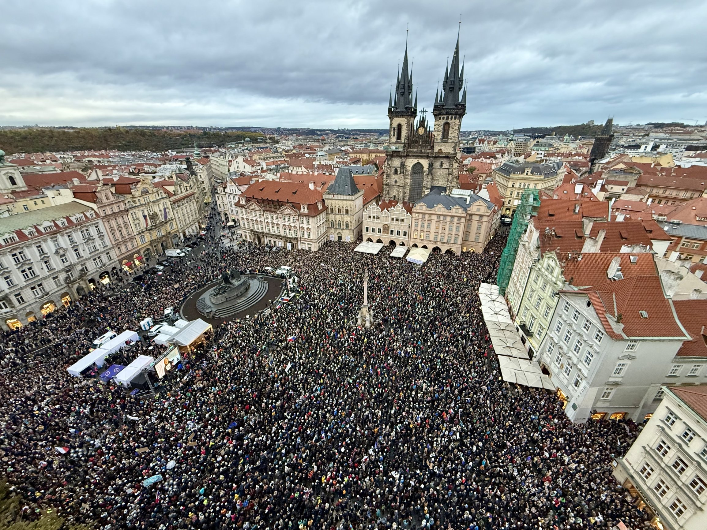 Živě: Tisíce lidí demonstrují v Praze proti státnímu financování veřejnoprávních médií