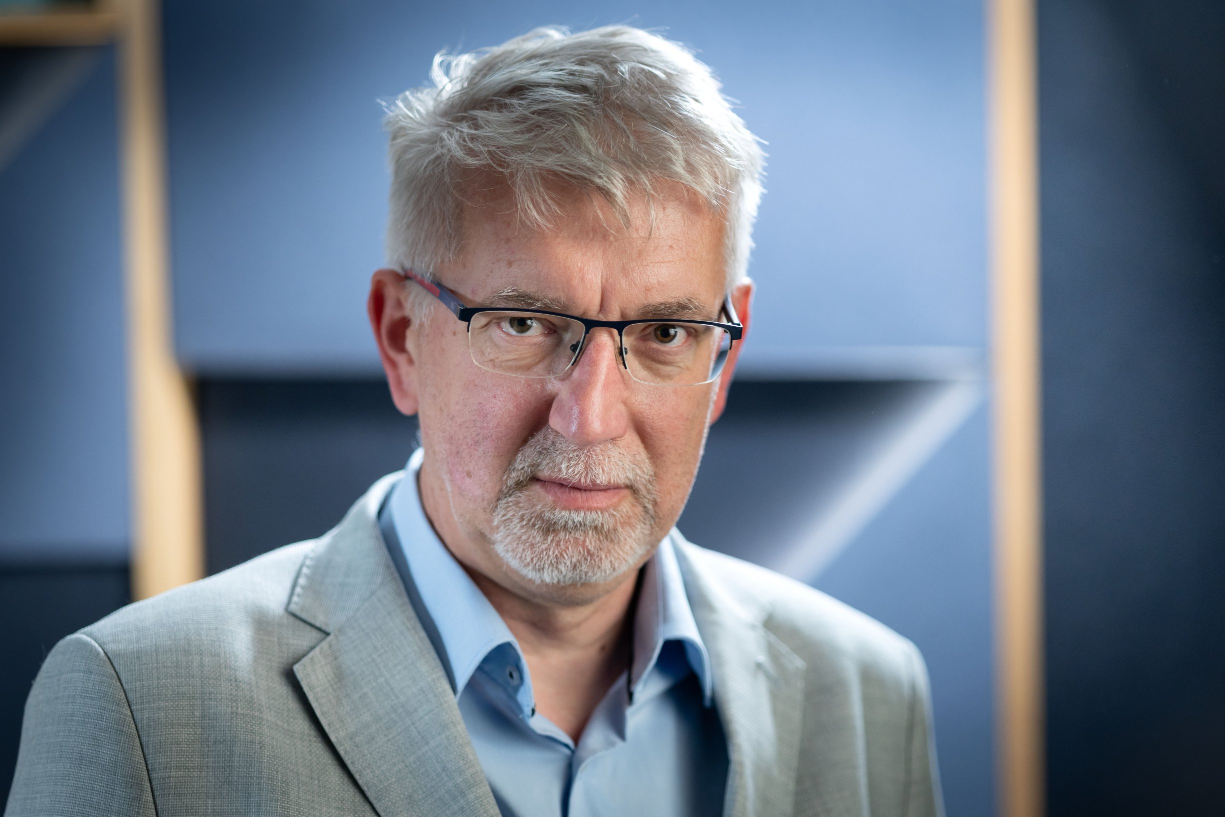 Posmrtná ztuhlost, chladnutí, tlení i mrtvolný vosk: soudní lékař vysvětluje, co se děje s tělem po smrti