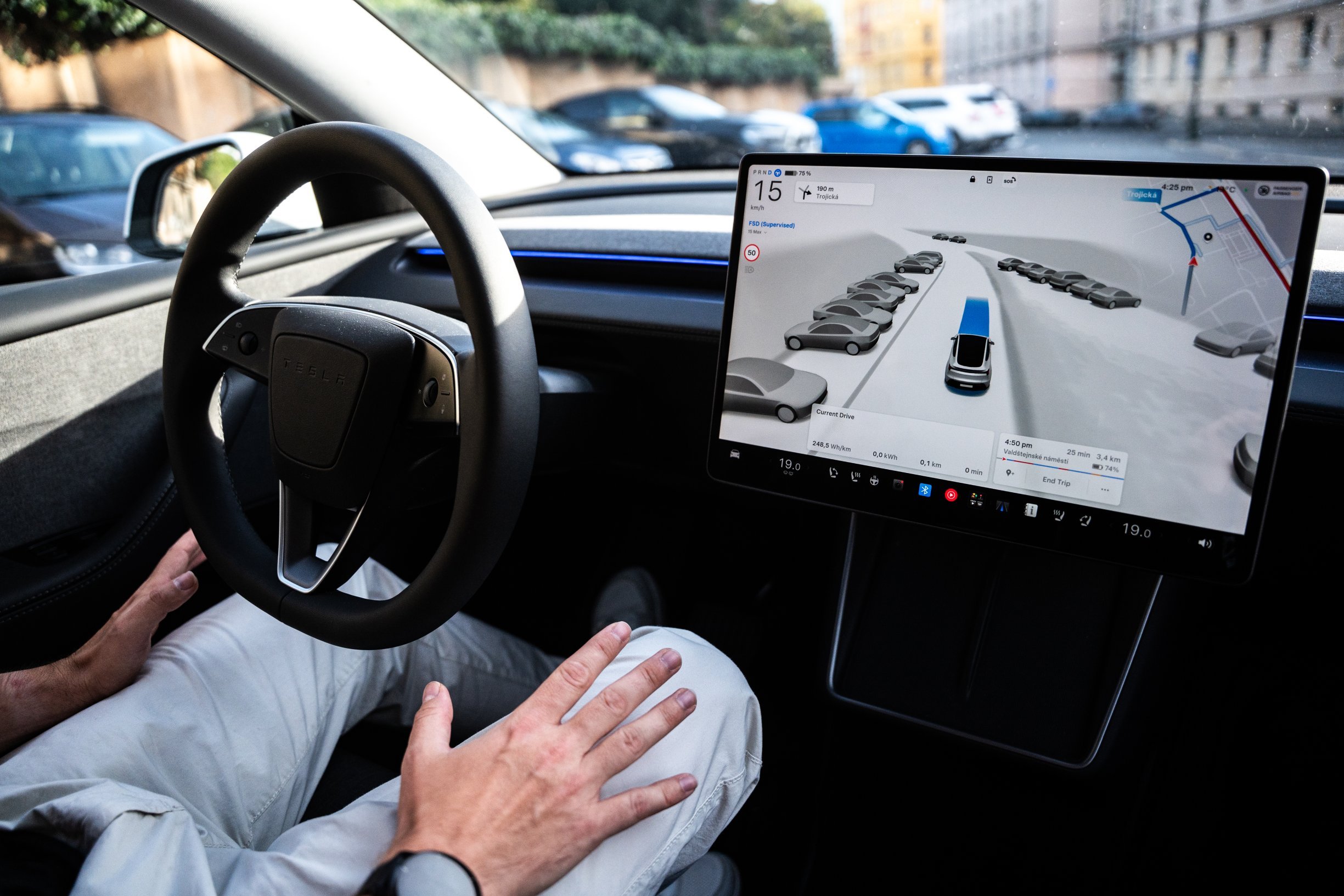 Je tak slušný, až mu řidiči i chodci děkují, ale vymete každý kanál a neumí šipky. Jak autopilot Tesly zvládl pražský provoz