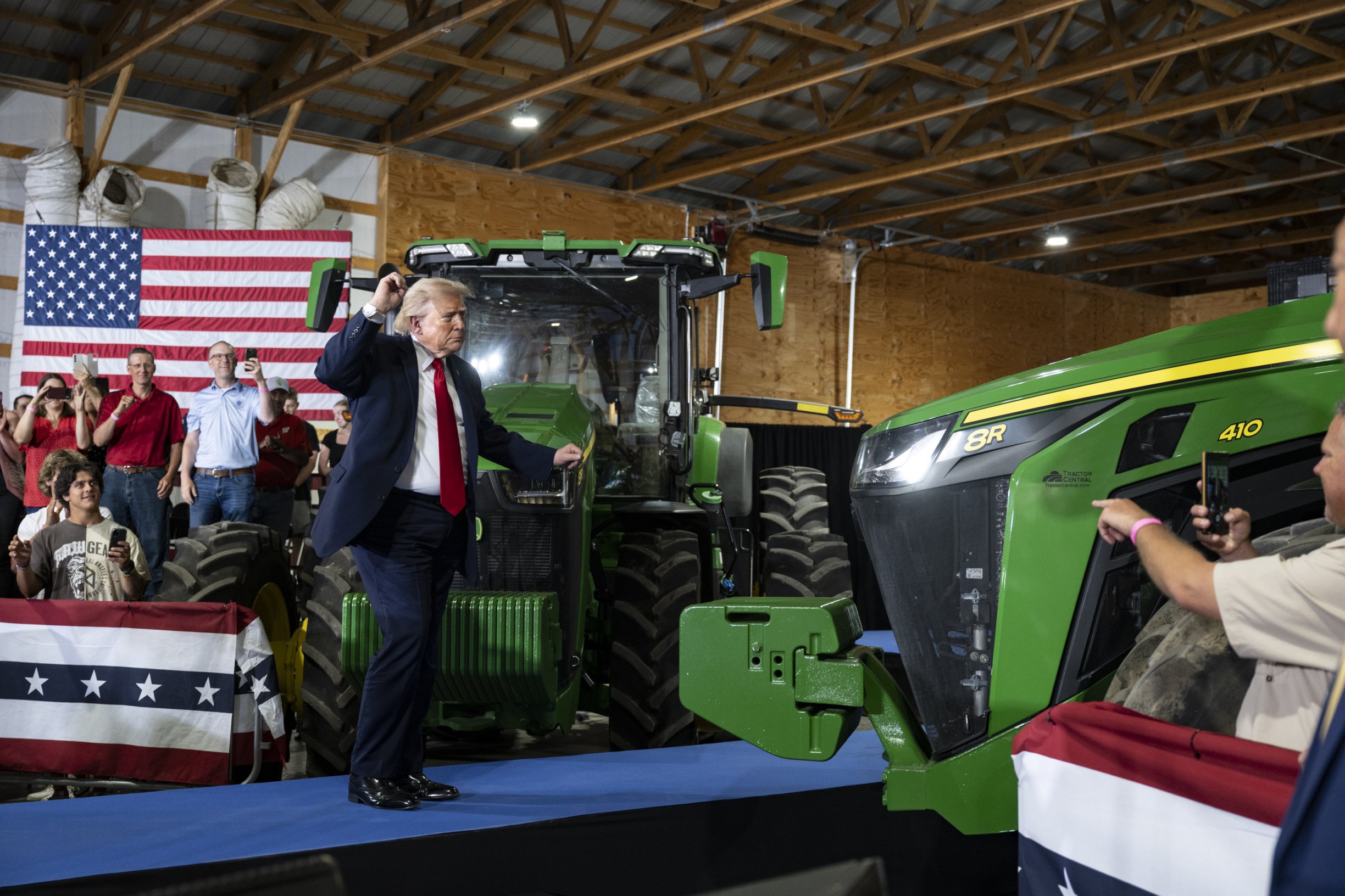 Trump ztrácí kontrolu nad ekonomikou, zemědělci, dělníci i jeho strana se bouří