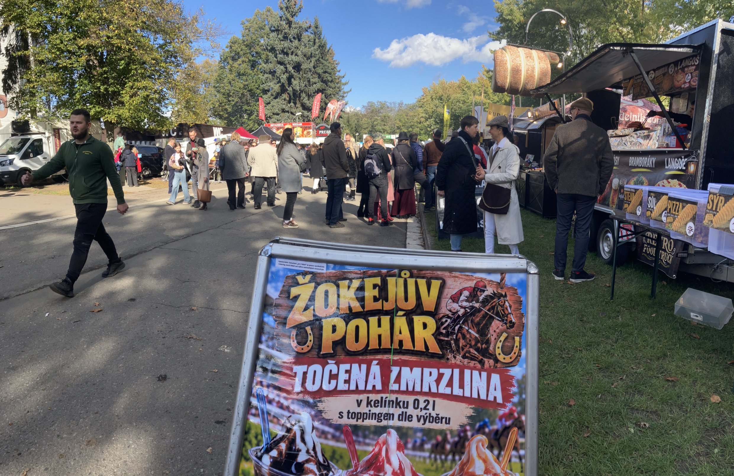 Taxis, lapač snů, klobouk, pláštěnka a trdelník. Proč potřebujeme folklor jménem Velká pardubická?