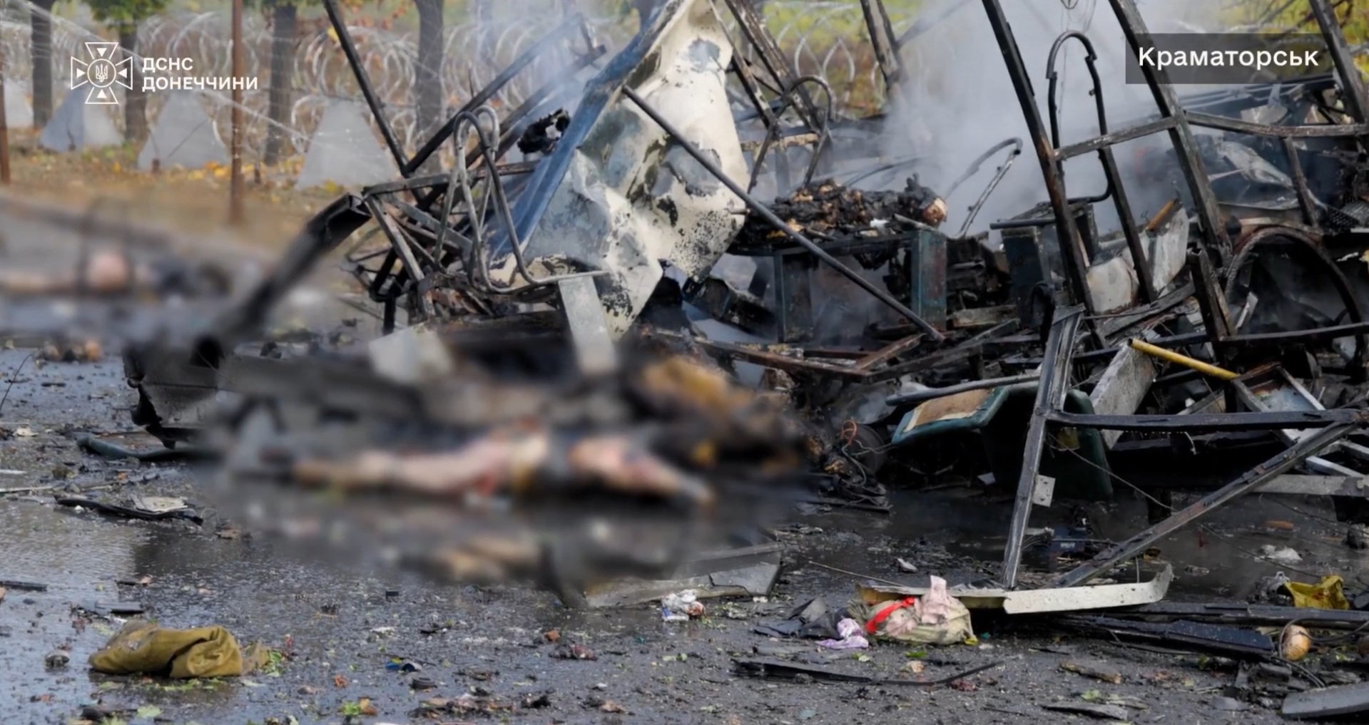 Nejméně 30 mrtvých. Z autobusů v Kramatorsku zbyly po zásahu ruskou bombou ohořelé dráty a těla na ulici